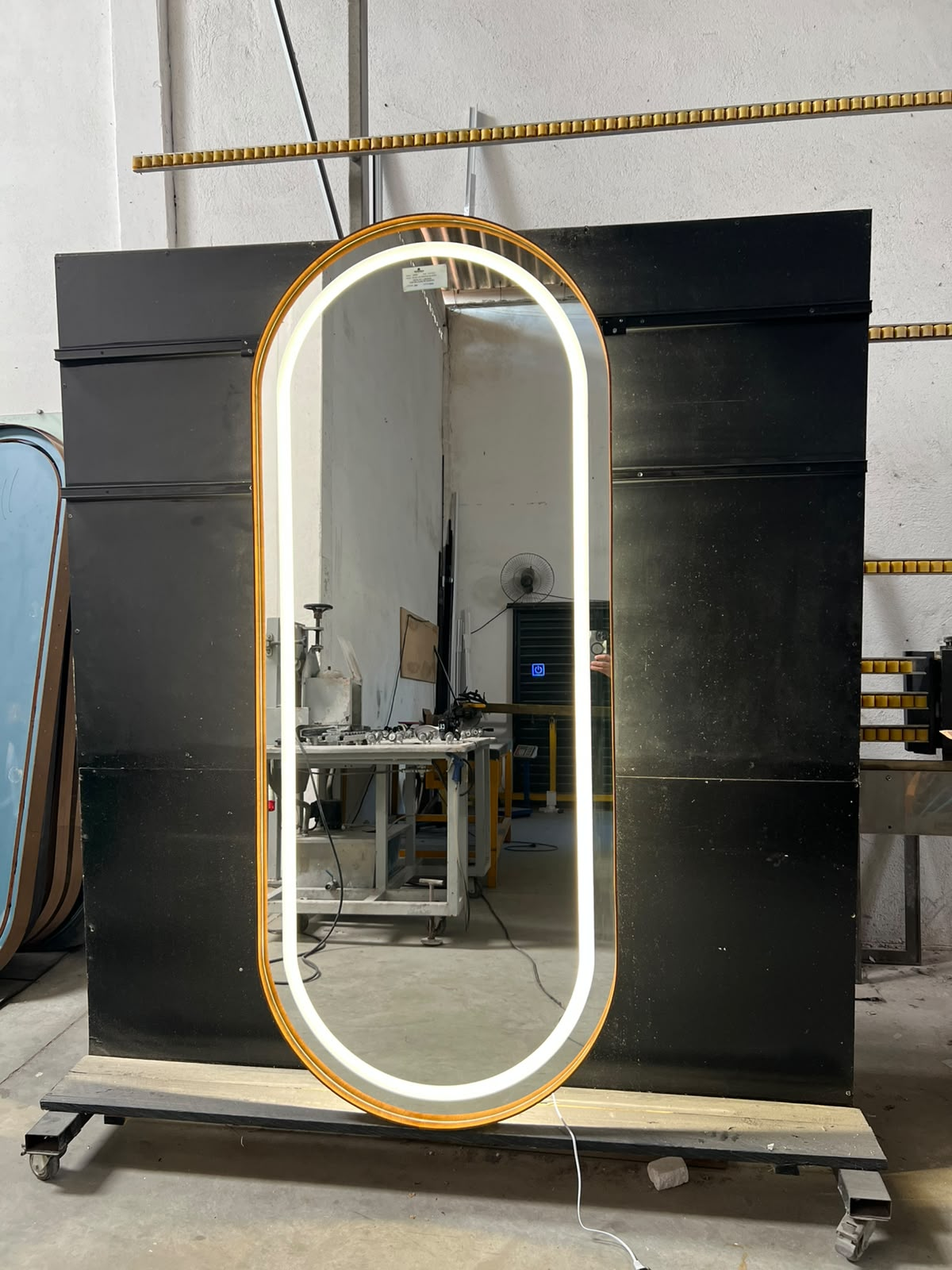 Espelho oval com LED e moldura dourada