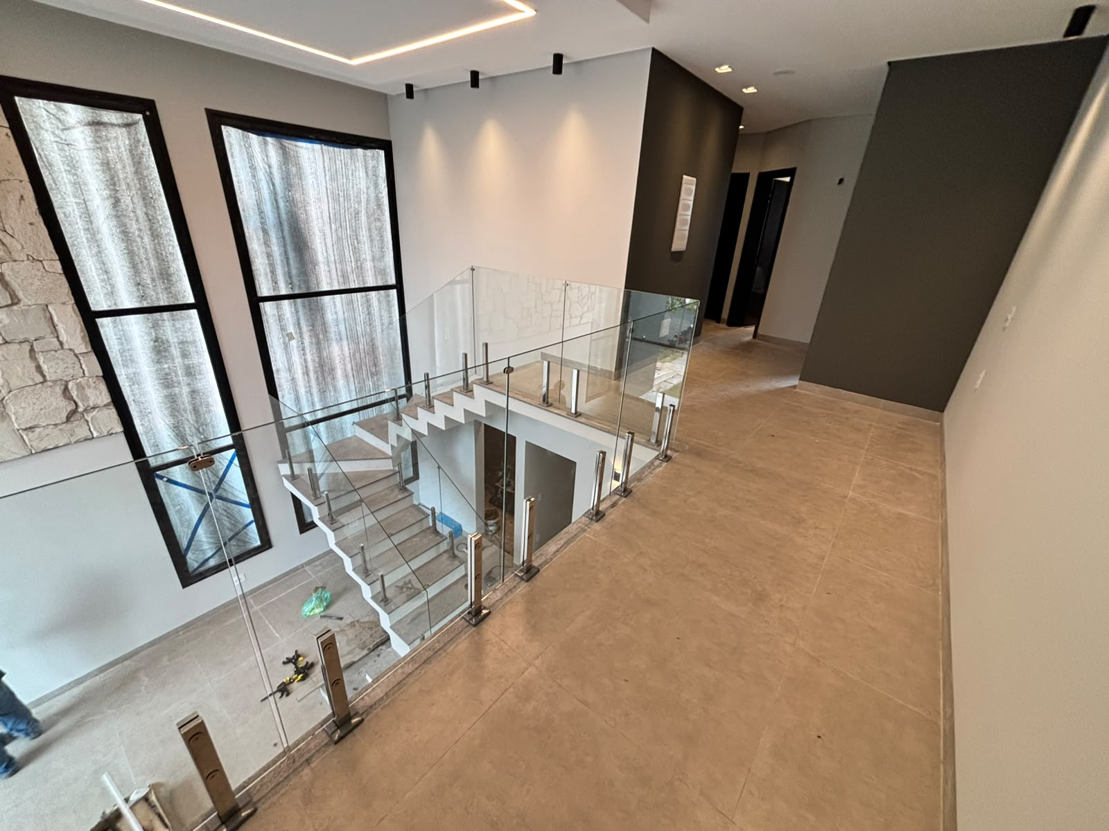 Guarda-corpo de vidro com inox em escada e mezanino